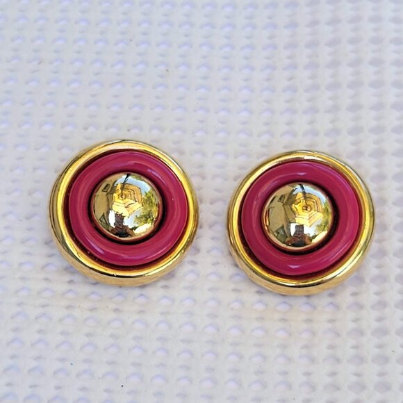 Liz Claiborne Signed Round Gold Tone Pink Cabochon Clip On Huggie Earrings - Picture 1 of 5